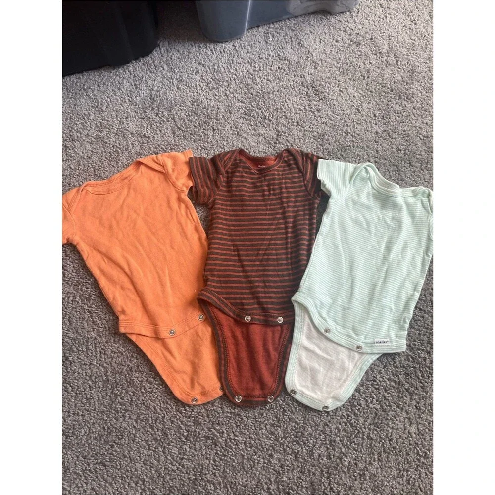 Bundle of 8 Gerber Baby Onesies - Size 0-3 Months - Assorted Patterns